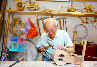 鄧南生:一手巧手把&ldquo;爛木頭&rdquo;變成工藝品