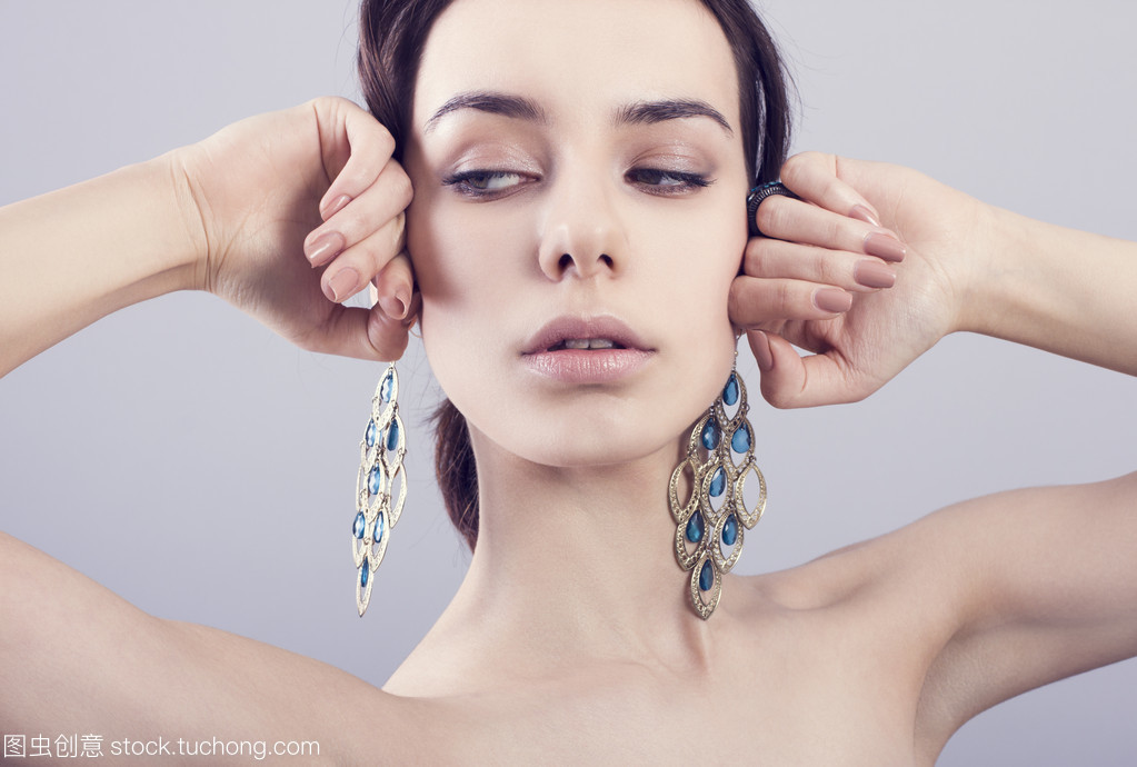 漂亮的女人和珠寶