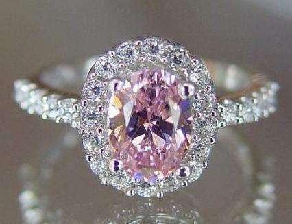 選購珠寶首飾,網(wǎng)購還是實體店購買,哪個更可靠